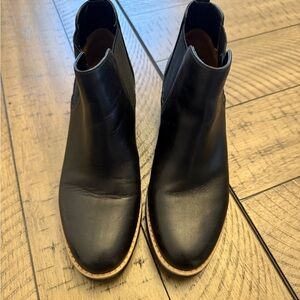 Sleek Black Ankle Boots with Zipper and Stacked Heel